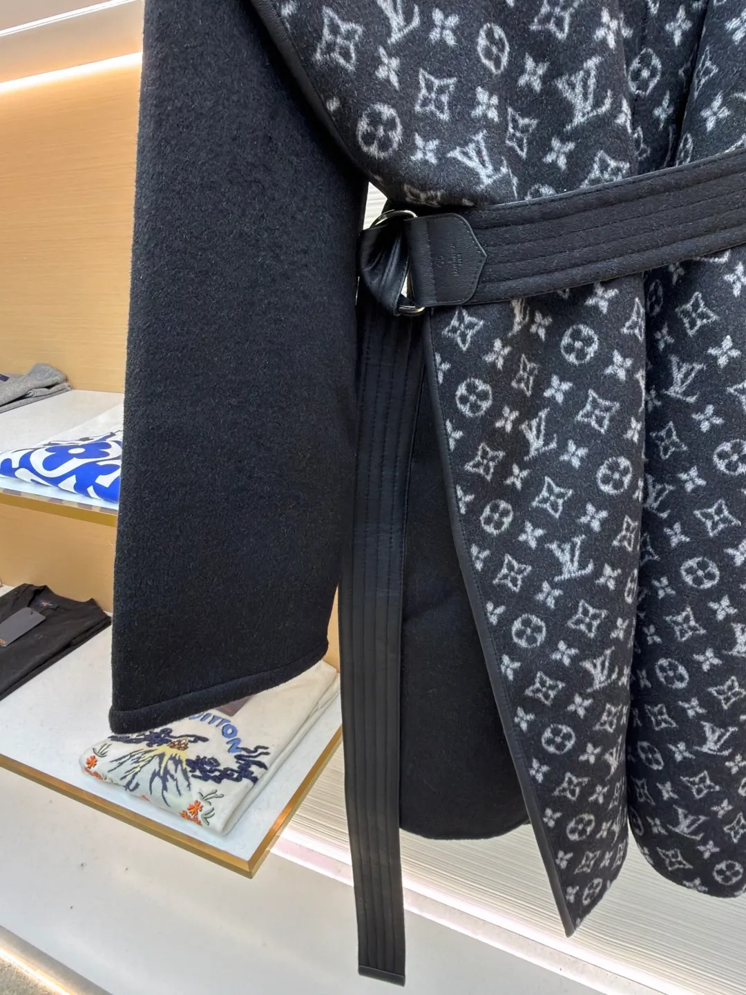 LOUIS VUITTON Wool lace-up hooded coat (mid-length) ●Original version: Purchased and developed by 36669 ●Item number: 1682297-J025 ●Fabric: wool fabric ●Technology: jacquard production ●Color: black ●Version: loose fit ●Weight: about 1575 grams ●Size: 34-36-38-40 ●Description: This presbyopic wool coat is made of double-sided blended wool fabric imported from Italy. The main part is made of high-density matte black wool, which has been pre-shrunk and steam-set to ensure that the fabric is stiff and not easily deformed. The large lapel and belt areas use jacquard weaving technology to present the classic presbyopic pattern as a three-dimensional texture. The pattern is digitally positioned and plated to ensure that the texture is symmetrical and clear. The body of the garment is unlined and double-sided sewn to reduce the weight of the garment while improving skin-friendliness. The cuffs and hem are hand-stitched to reveal exquisite details. The waist is customized with a wide belt of the same fabric, with an adjustable buckle design with invisible stitching, allowing the silhouette to be freely adjusted; the neckline adopts a double-layer composite structure, combined with the fixation process of hand-made arch stitches, to make the large lapels more three-dimensional. Every splicing follows the precision sewing standard of 1cm/8 stitches, perfectly integrating craftsmanship and design aesthetics. The overall wiring is straight and delicate, the fabric is comfortable and soft, and the color is consistent without color difference. It can be matched with the same style to create a fashionable look and control various occasions. Customized accessories, complete with three standards, same style for men and women!